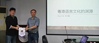 Professor Tang Sze Wing (right) presents a souvenir to Professor Peng Yuping of SYSU